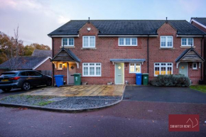 Jennett's Park, Bracknell - 2 Bedroom Home - Garden & Parking